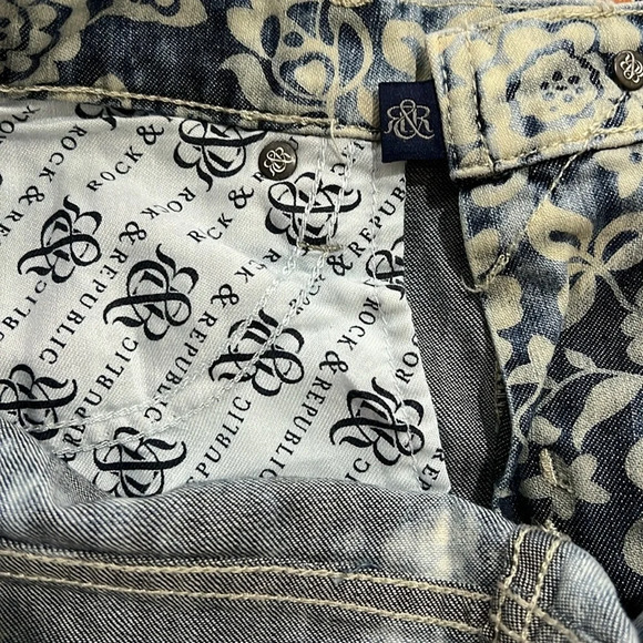 Rock & Republic Berlin Bleached Floral Print Skinny Jeans - Picture 4 of 13